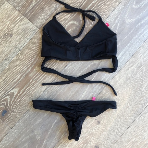 Black criss cross sexy scrunch butt bikini - Picture 8 of 10